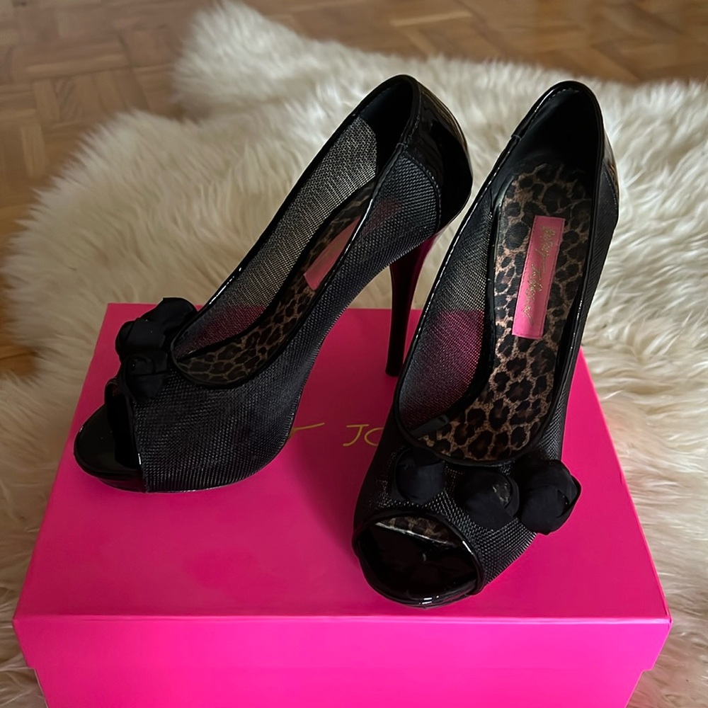 Betsey Johnson Alexandra mesh heel in size 7